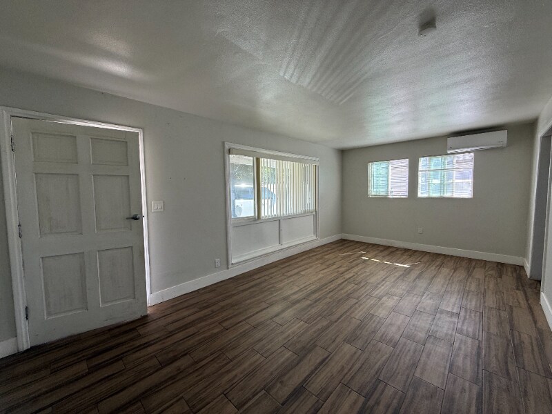 Building Photo - 924 W Chestnut Ave