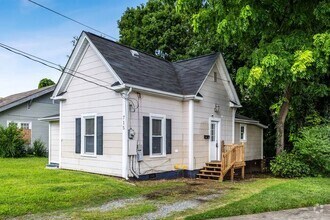 Building Photo - UNCG area with 3 bedrooms and 1 bath, Cent...