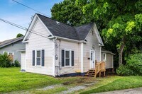 Building Photo - UNCG area with 3 bedrooms and 1 bath, Cent...