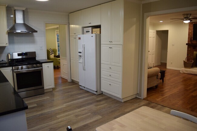 Building Photo - 4 bedroom British Woods Rental