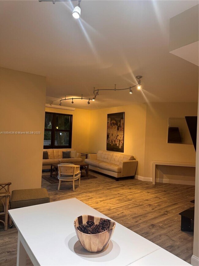 Building Photo - 1121 Crandon Blvd