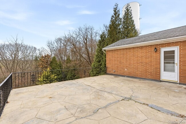 Building Photo - 222 Park Ave E