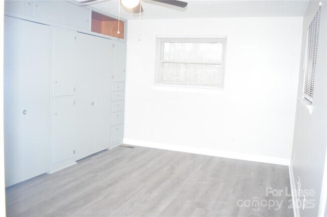 Building Photo - Charming 3 Bed 2 Bath Brick Home with Reno...