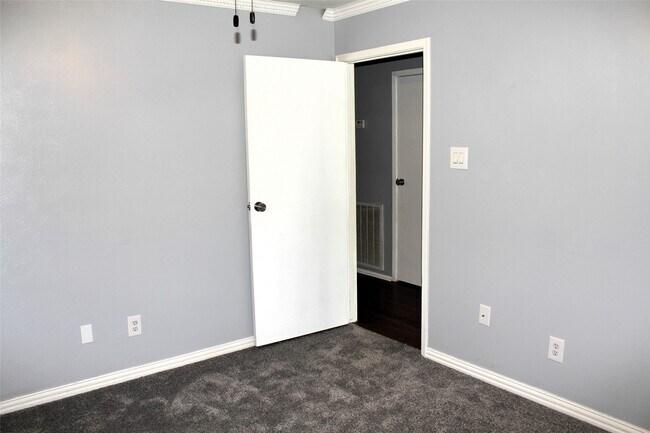 Building Photo - 1217 Brookhollow Dr