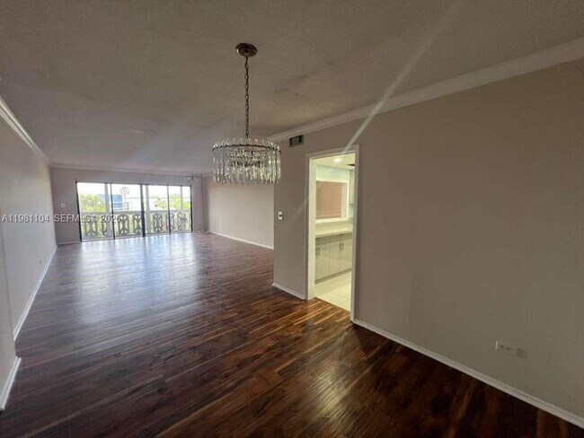 Building Photo - 800 NE 195th St