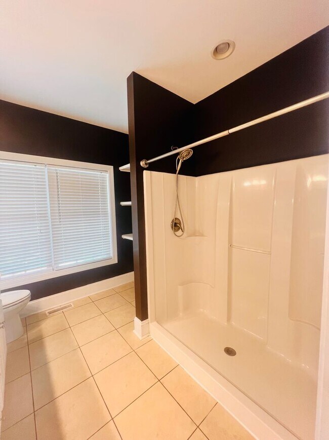 Building Photo - Tucked Away 3 Bedroom Gem on Private Road ...