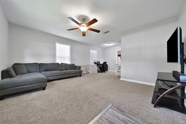 Building Photo - 1606 W 8th St