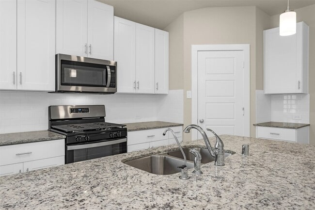 Building Photo - 18095 Martin Pines Dr