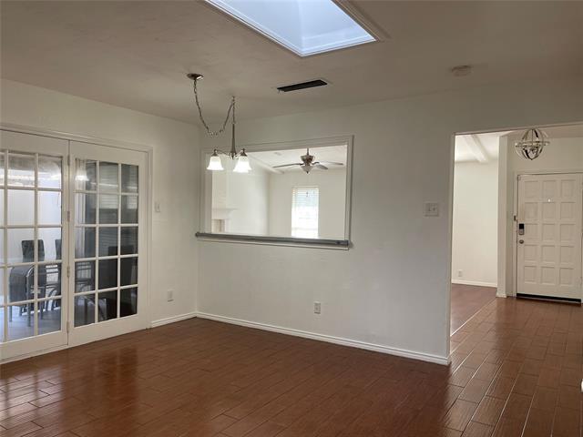 Building Photo - 2409 Stoneleigh Dr
