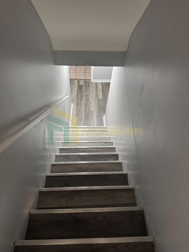 Building Photo - Stylish 4BR/2BA Home with Modern Updates & Finished Basement ( Near 124TH & LaSalle)