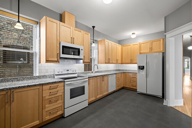 Building Photo - 1335 W Thorndale Ave