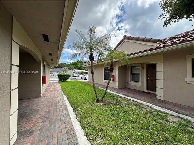 Building Photo - 1027 NE 10th Ave