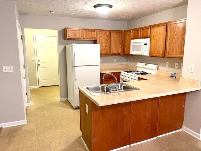 Building Photo - Welcome to this cozy and conveniently located 3-bedroom, 2.5-bathroom home in McDonough, GA.