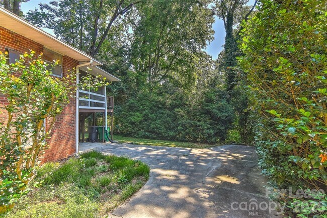 Building Photo - 1215 Sewickley Dr