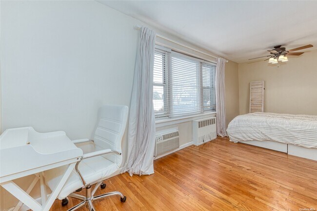 Building Photo - 250 W Merrick Rd