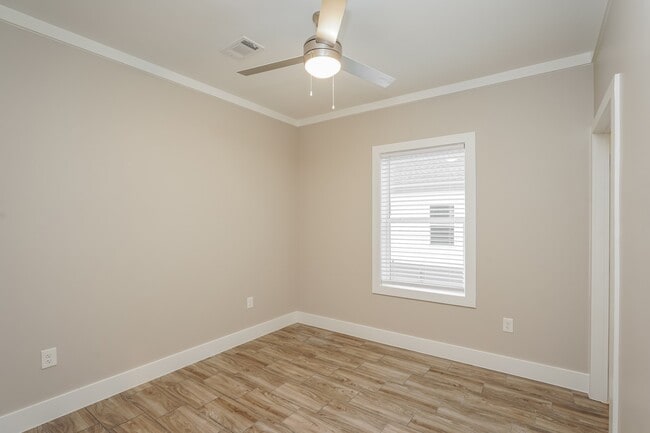 Building Photo - 9330 Crestview Dr