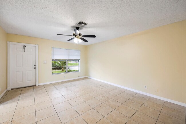 Building Photo - 9423 SW 52nd Ct