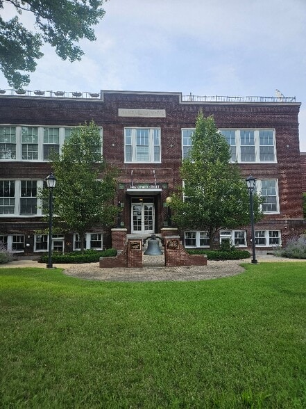 Primary Photo - 7482 Center St