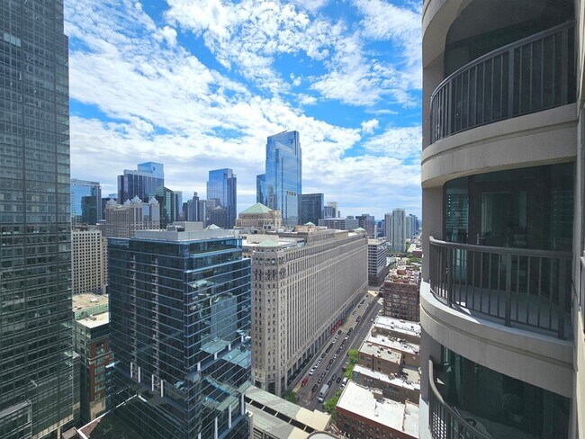 Building Photo - 400 N La Salle Dr