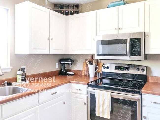 Building Photo - Gorgeous 3-Bedroom Townhouse Retreat with ...