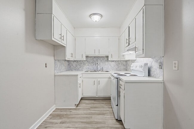 Building Photo - Celeste Manor - 1 Bedroom / 1 Bathroom, Updated