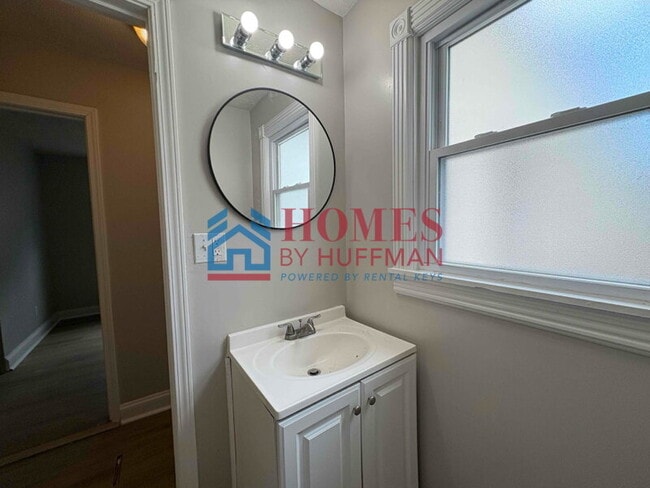 Building Photo - Westside | Two Bedroom House | Move in Ready