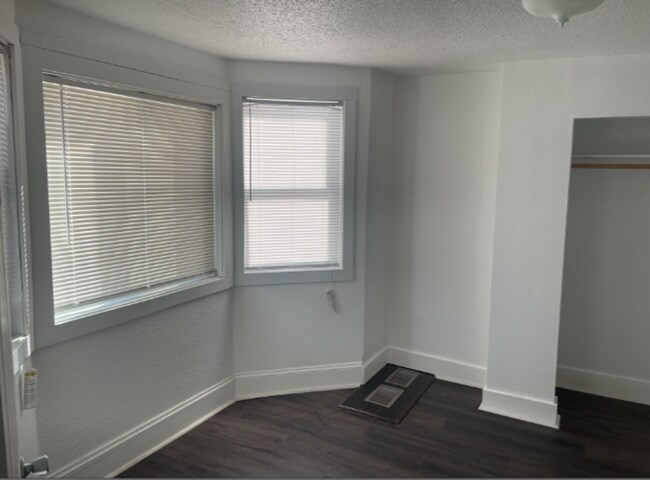 Building Photo - 1212 Bush Ave