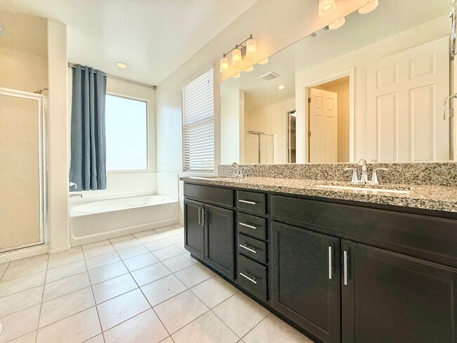 Building Photo - Charming 5-bed, 3-bath home with Pool/Spa ...