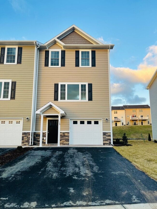 Like New End Unit Townhouse in Crescent Ridge 1150 Harvest Ct