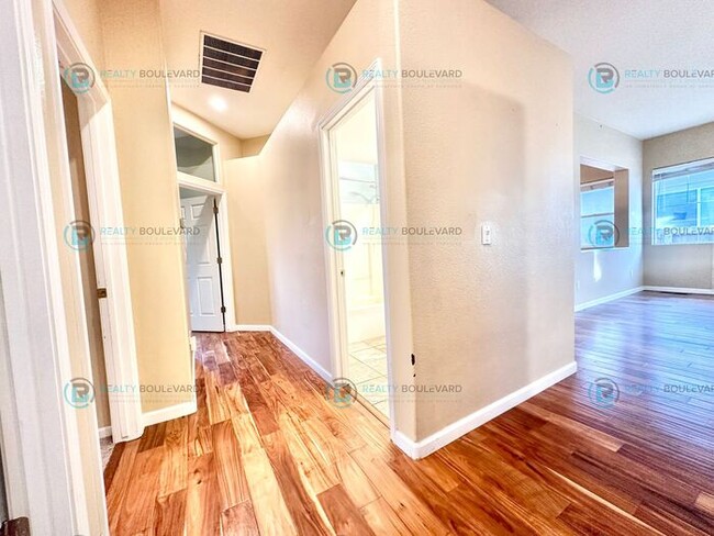 Building Photo - Half-Month Free Rent! Charming 3-Bedroom H...