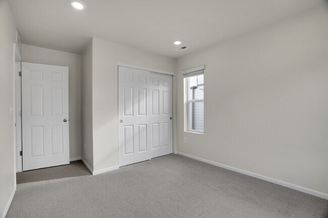 Building Photo - $3,230.95 with $300 off the first month's Rent - 4 Bedrooms, 3.5 Bathrooms, Townhouse in Broomfie...