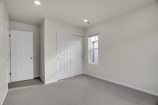 Building Photo - $3,330.95 with $300 off the first month's Rent - 4 Bedrooms, 3.5 Bathrooms, Townhouse in Broomfie...