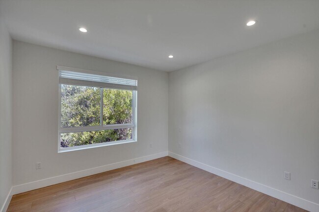 Building Photo - Riverside 4 Lease