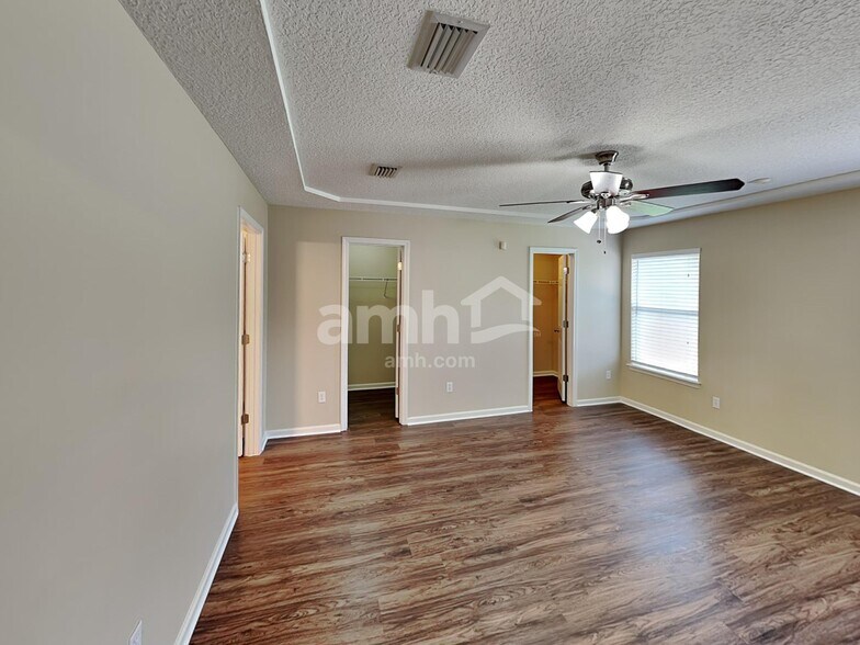 Building Photo - 2533 Royal Pointe Dr