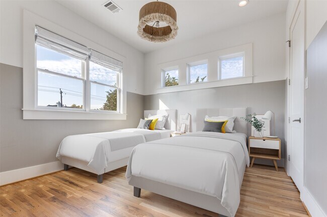 Building Photo - 709 E 13th St