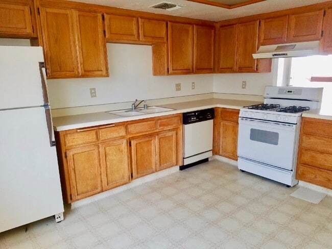 Building Photo - 2 BEDROOM 1 BATH - UPSTAIRS UNIT