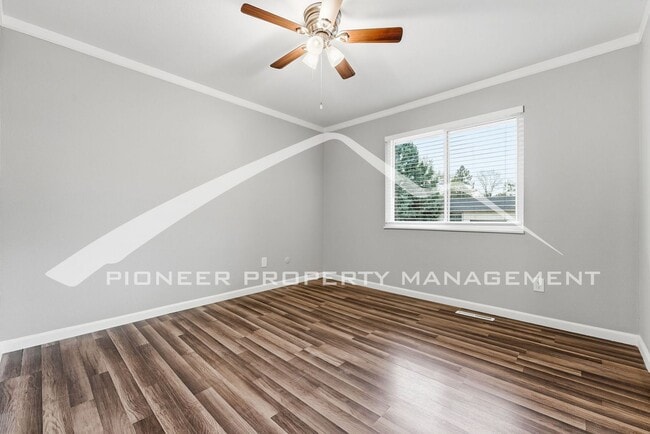 Building Photo - Gorgeous Home with Central AC and Fenced Yard