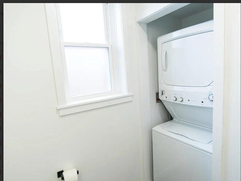 washer/dryer in unit - 1915 W Livingston St