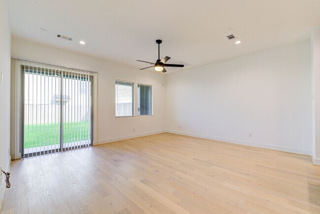 Building Photo - Modern luxury home in well established inn...