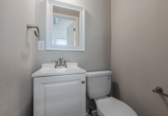 Building Photo - 2207 Aurora Dr