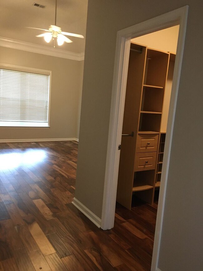 Building Photo - Ewing Place in Arlington! Pets are allowed, fees apply! Fenced in back yard!