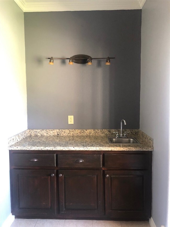 Building Photo - 1609 Saldana Ave