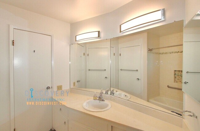 Building Photo - Spacious One Plus Bedroom Condominum off Broadway Terrace
