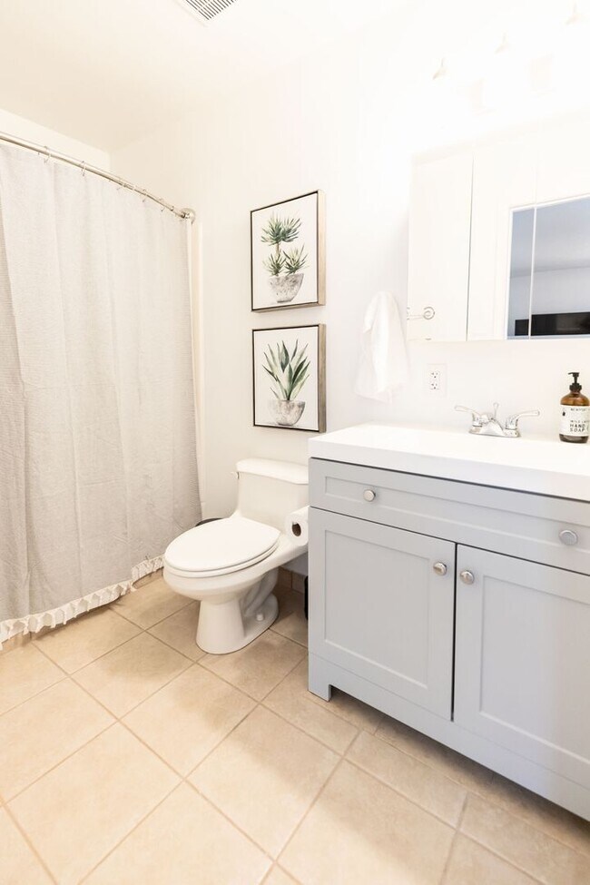 Building Photo - Tempe Beauty! 2199 Sq Ft 4 bedroom 2 bath ...