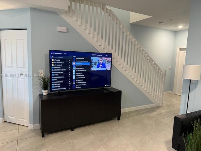 Building Photo - 887 NE 211th St