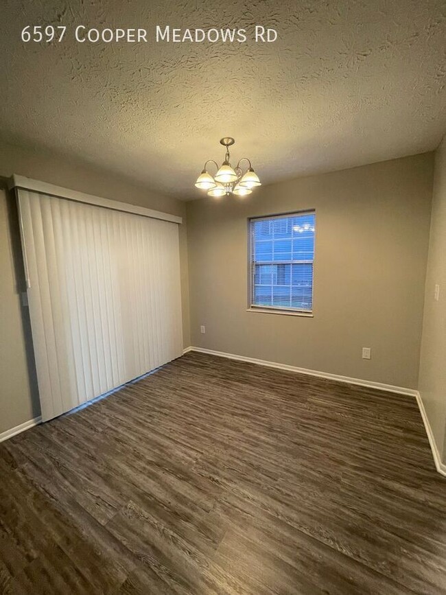 Building Photo - 2 Bed 2.5 Bath - Updated, Scenic, Convenient