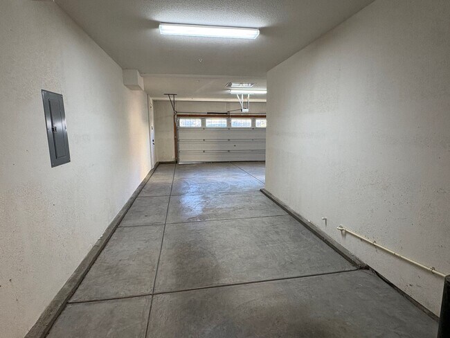 Building Photo - Large 5 bedroom home with loft.  Featuring 2 primary bedrooms