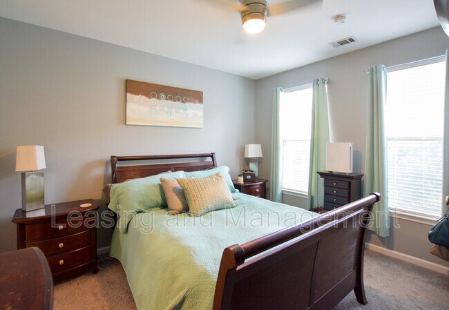 Building Photo - 130 River Landing Dr