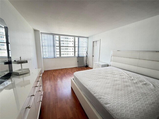 Building Photo - 18031 Biscayne Blvd