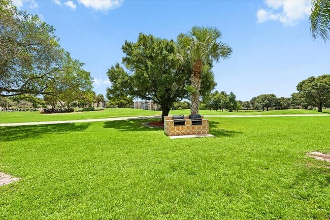 Building Photo - 9441 Evergreen Pl